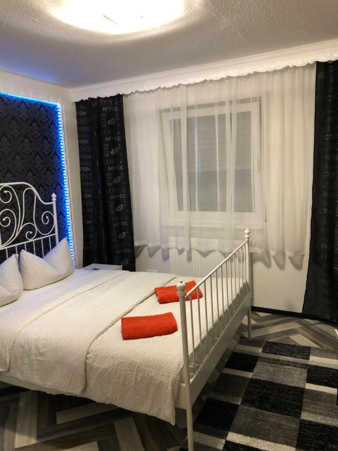 Doppelzimmer mit Gemeinschaftsdusche und -WC